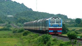 Đường sắt loay hoay vượt khó