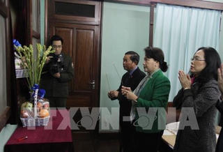 Chủ tịch Quốc hội dâng hương tưởng nhớ Bác Hồ tại Nhà 67