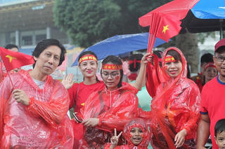 [ẢNH] Cổ động viên Việt Nam đội mưa đến sân Bukit Jalil cổ vũ đội nhà