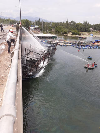 Quảng Ngãi: Tàu cá đang neo đậu bỗng bốc cháy lớn