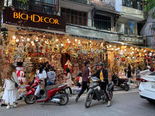 Đồ trang trí giáng sinh năm nay: Phong phú, đa dạng nhưng giá thành cao