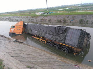 Va chạm với container, 2 người đi xe máy tử vong