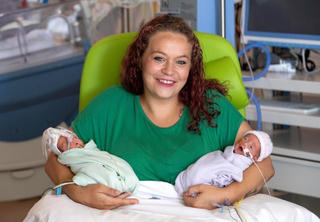 Ca sinh đôi cách nhau 2 tuần, bà mẹ làm nên lịch sử