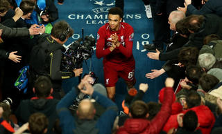 Trent Alexander-Arnold gây sốt với pha đá phạt góc thiên tài khiến Barca ôm hận
