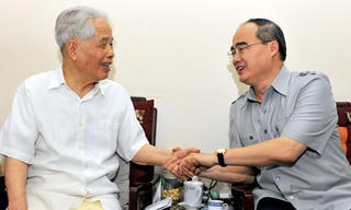 Chủ tịch Nguyễn Thiện Nhân  thăm nguyên Tổng Bí thư Đỗ Mười và đồng chí Vũ Oanh