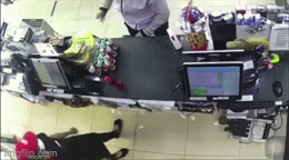 [VIDEO] Tên cướp rút dao kề cổ nữ nhân viên, cướp tiền trong cửa hàng tiện lợi