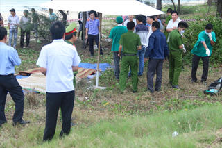 Ba em học sinh bị sóng cuốn trôi khi tắm biển