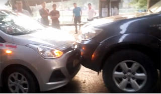 Tài xế taxi chặn xe biển xanh trên đường cấm