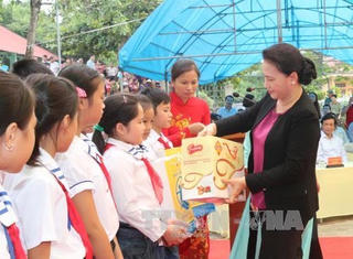 Lãnh đạo Quốc hội vui Tết Trung thu với thiếu nhi Tuyên Quang, Bến Tre