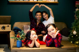 Vợ chồng Khánh Thi – Phan Hiển ngọt ngào trong bộ ảnh Noel