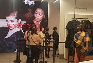 Black Friday tưng bừng mua sắm, dân công sở đổ xô săn hàng