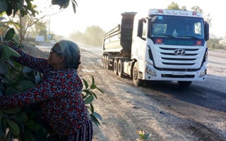 Đường trăm tỷ xuống cấp