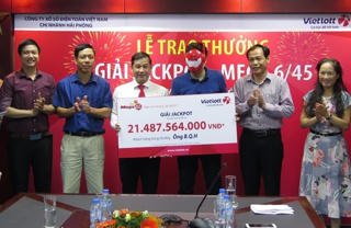 Khách hàng trúng Jackpot hơn 21 tỷ đồng đã tới nhận thưởng
