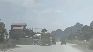 [VIDEO] Tài xế xe ben đánh võng luồn lách cố thoát ra khỏi 2 xe của TTGT