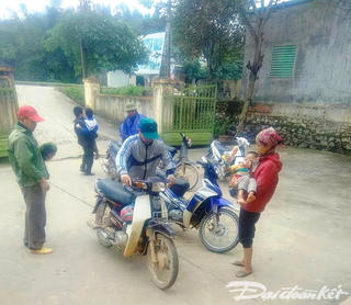 Chơi vật thể lạ giống đầu đạn, hai anh em bị thương