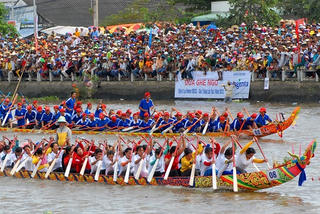Hơn 60 đội tham gia đua ghe Ngo tại Lễ hội Oóc Om Bóc
