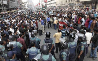 Giẫm đạp tại nhà máy thuốc lá Bangladesh, 23 người chết