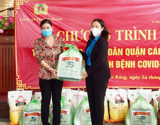 Công an An Giang và Liên đoàn Lao động Cần Thơ trao 1.000 phần quà cho người dân