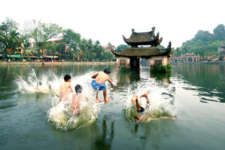 Cải tạo ao làng để bảo vệ môi trường nông thôn