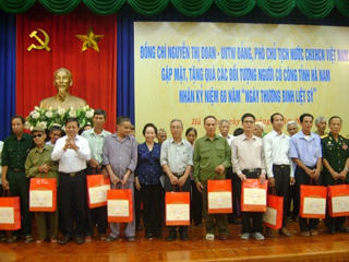 Phó Chủ tịch nước Nguyễn Thị Doan gặp mặt, tặng quà người có công