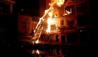 Cố thủ trong nhà ném bom xăng xuống đường gây náo loạn tại hồ Triều Khúc