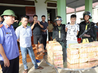 Bị truy đuổi, 2 đối tượng vứt 31kg ma túy xuống đường để tẩu thoát