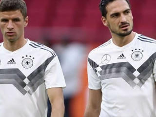 HLV Joachim Löw nói gì về việc gọi lại Thomas Müller và Mats Hummels