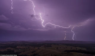 Bị sét đánh chết khi đang gặt lúa