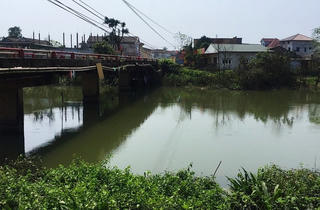 Đi hát karaoke về, nam thanh niên nhảy xuống sông tự tử