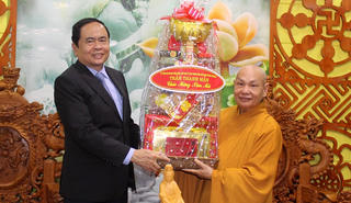Chủ tịch Trần Thanh Mẫn chúc Tết Hòa thượng Thích Thiện Nhơn và nguyên Chủ tịch Huỳnh Đảm