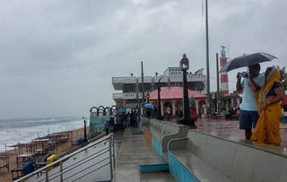 Ấn Độ sơ tán hàng trăm nghìn người tránh bão