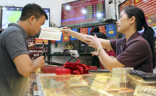 Vàng rơi vào cảnh chợ chiều
