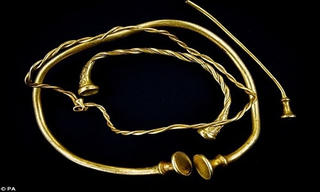 Phát hiện bộ trang sức vàng lâu đời nhất ở Anh