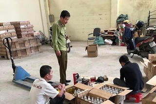 Hàng loạt sản phẩm nước uống ngoại bị tẩy, thay hạn dùng mới