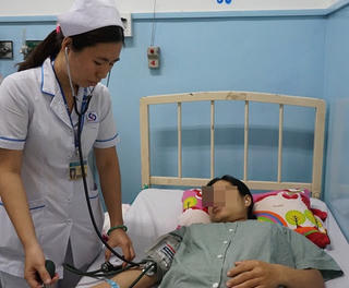 Bác sĩ hai bệnh viện hợp sức cứu sản phụ bị băng huyết sau sinh