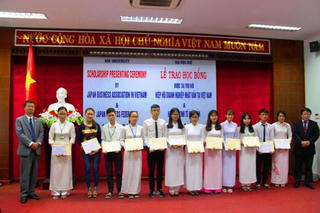 Thừa Thiên - Huế: Trao học bổng cho sinh viên nghèo vượt khó