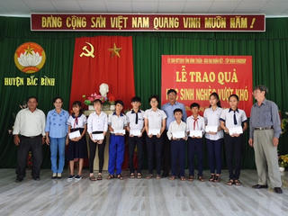 Báo Đại Đoàn Kết tiếp sức cho học sinh nghèo Bình Thuận