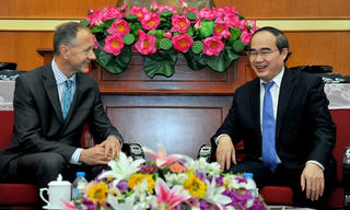 Chủ tịch Nguyễn Thiện Nhân tiếp đoàn Tổ chức Facing the World