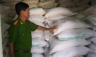 Thu giữ hơn 30 tấn đường nhập lậu