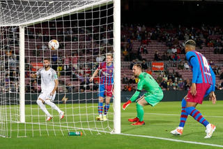 HLV Koeman chờ quyết định sa thải sau khi may mắn cầm hòa ‘tí hon’ Granada