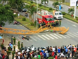 Thi công trụ sở BIDV, cần cẩu đổ đè chết người đi đường