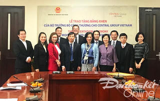 Central Group được nhận Bằng khen do quảng bá hàng Việt