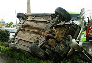 Taxi đâm cột điện lúc rạng sáng, 3 người nhập viện