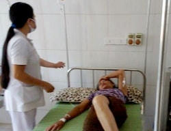 Ăn bánh trung thu không nhãn mác, mẹ tử vong, con nhập viện