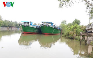 Tiền Giang: Sà lan kéo sập trụ điện