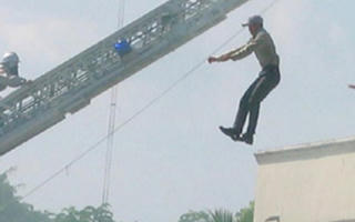 ‘Bay’ từ tầng 2 xuống đất, 5 công nhân bị gãy chân tay