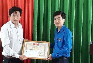 Thanh Hóa khen thưởng thanh niên dũng cảm cứu cô gái nhảy cầu tự tử