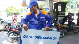 Giá xăng giảm, giá dầu tăng