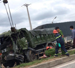 Cắt cabin, đưa tài xế tử vong do đâm vào xe đang đỗ ra ngoài