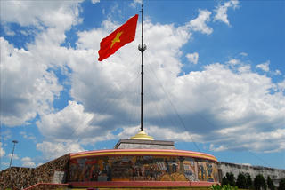 Cột cờ  bên bờ  Hiền  Lương
